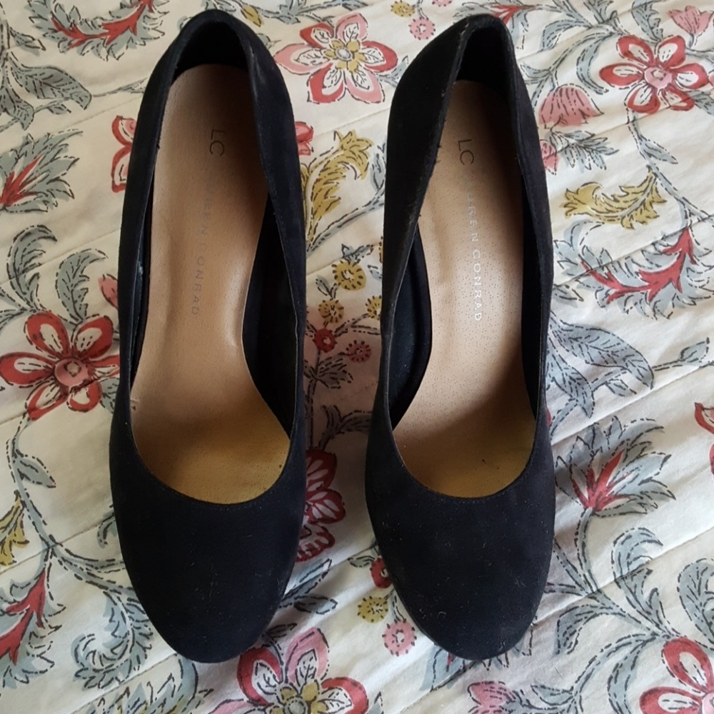 Black pumps